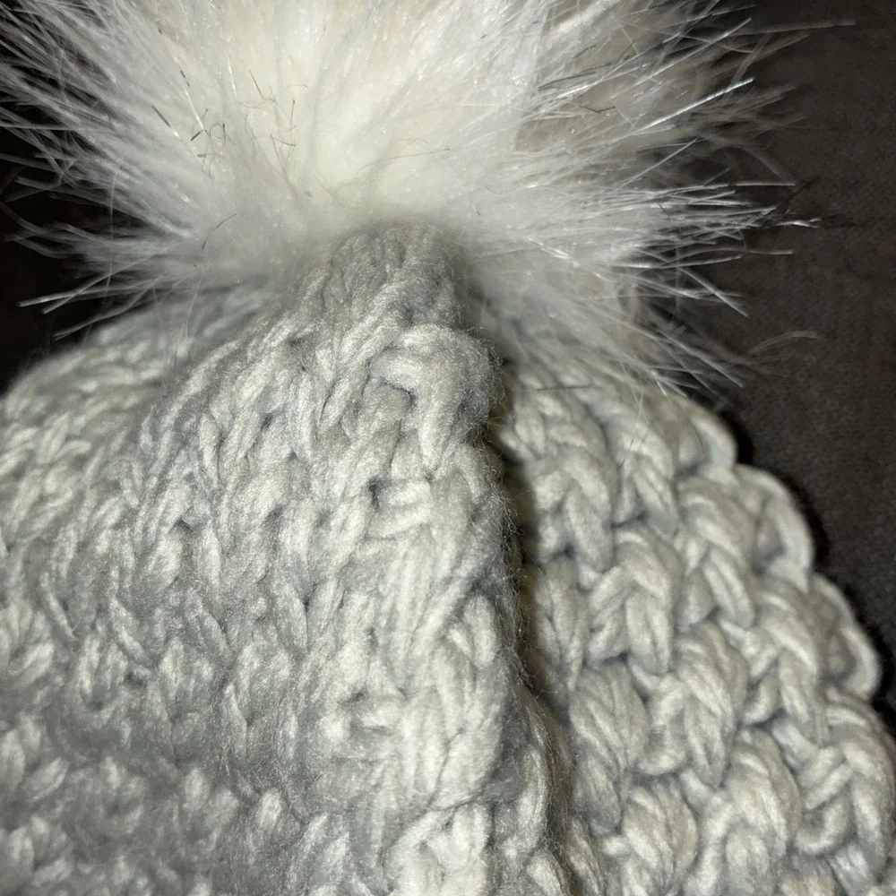Fabletics Chunky Knit Pom Beanie Hat Gray White Faux Fur NEW WITH TAG Winter